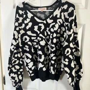 Philosophy Women’s Black and White V-Neck Sweater size medium